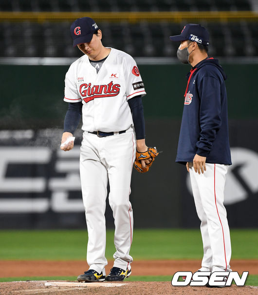 8회초 무사에서 롯데 김원중이 투구를 준비하고 있다. /sunday@osen.co.kr