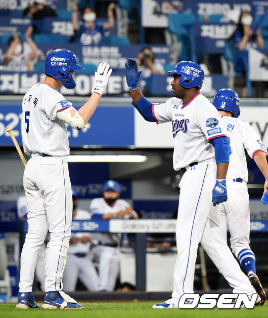 10일 오후 대구 삼성라이온즈파크에서 ‘2021 신한은행 SOL KBO리그’ 삼성 라이온즈와 KIA 타이거즈의 경기가 열렸다.7회말 2사 1루 삼성 피렐라가 우월 투런 홈런을 때려낸 뒤 구자욱과 기뻐하고 있다. 2021.06.10 /cej@osen.co.kr