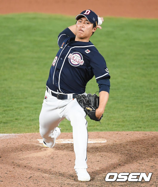 22일 오후 부산사직구장에서 '2021 신한은행 SOL KBO 리그' 롯데 자이언츠와 두산 베어스의 경기가 진행됐다.8회말 두산 박종기 투구가 공을 던지고 있다. / soul1014@osen.co.kr