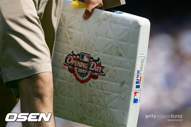 [사진] 메이저리그의 가로세로 15인치짜리 기존 베이스. ⓒGettyimages(무단전재 및 재배포 금지)