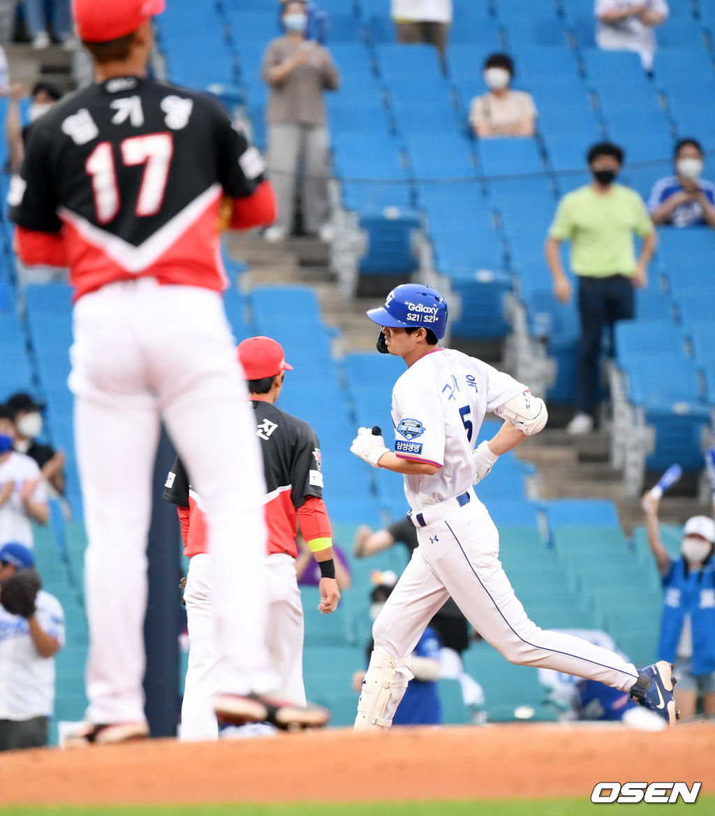 1회말 1사 1루 삼성 구자욱이 선취 좌월 투런포를 때려낸 뒤 베이스를 돌고 있다. 2021.06.10 /cej@osen.co.kr