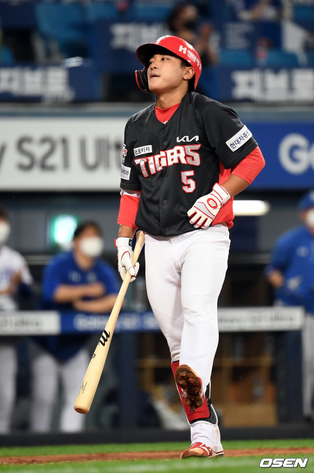 6회초 2사 만루 KIA 김태진이 삼진으로 물러나며 아쉬워하고 있다.  2021.06.10 /cej@osen.co.kr