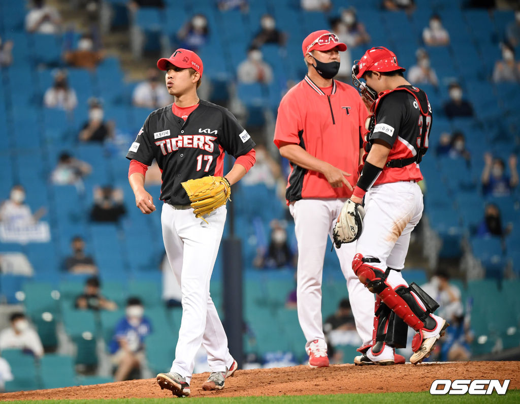 7회말 2사 1루 KIA 선발 임기영이 교체되고 있다. 2021.06.10 /cej@osen.co.kr