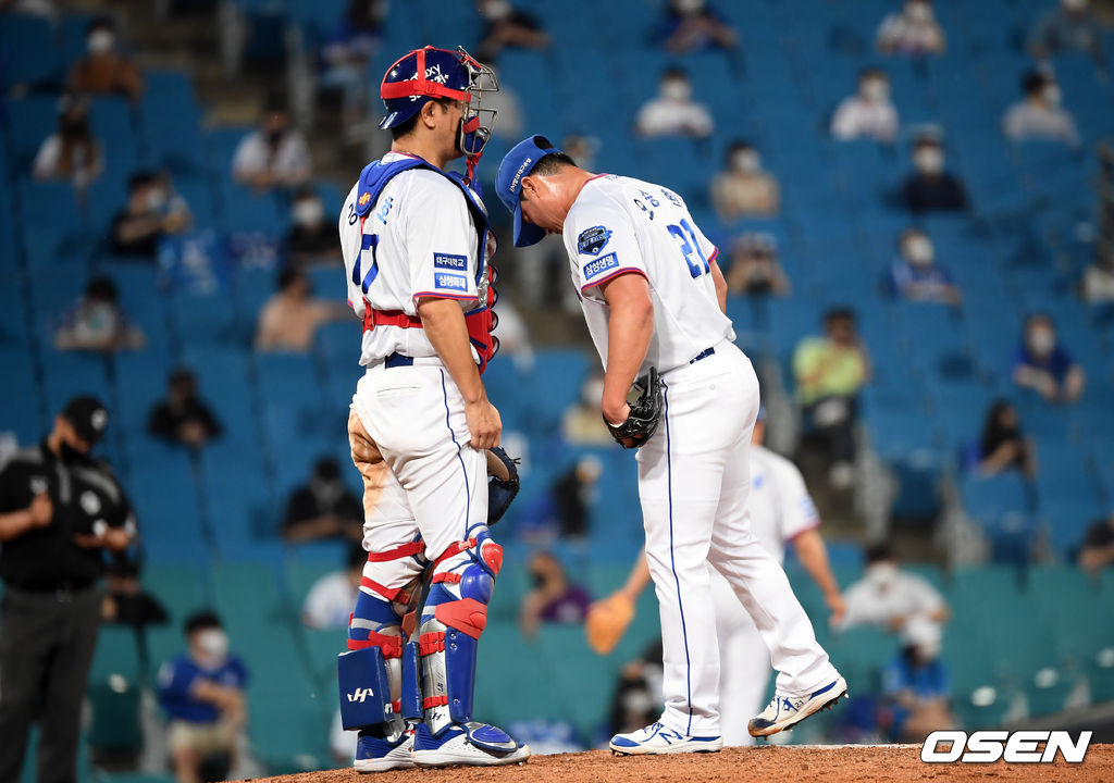 9회말 2사 2,3루 삼성 오승환이 KIA 김선빈 포수 강민호와 대화를 나누고 있다. 2021.06.10 /cej@osen.co.kr