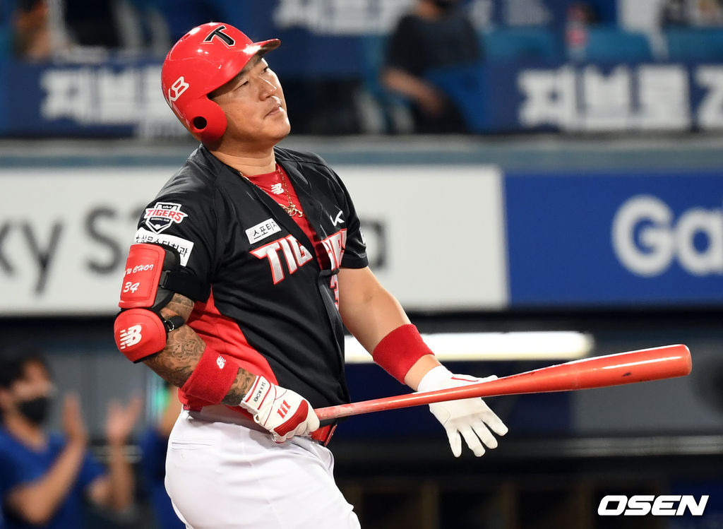 7회초 2사 만루 KIA 최형우가 삼진으로 물러나며 아쉬워하고 있다. 2021.06.10 /cej@osen.co.kr