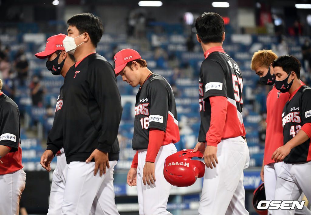 경기 종료 후 KIA 선수들이 패배를 아쉬워하고 있다. 2021.06.10 /cej@osen.co.kr