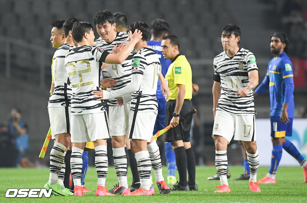 경기종료 후 A매치 첫 골 넣은 정상빈이 형들의 축하를 받고 있다.  21.06.09 / soul1014@osen.co.kr