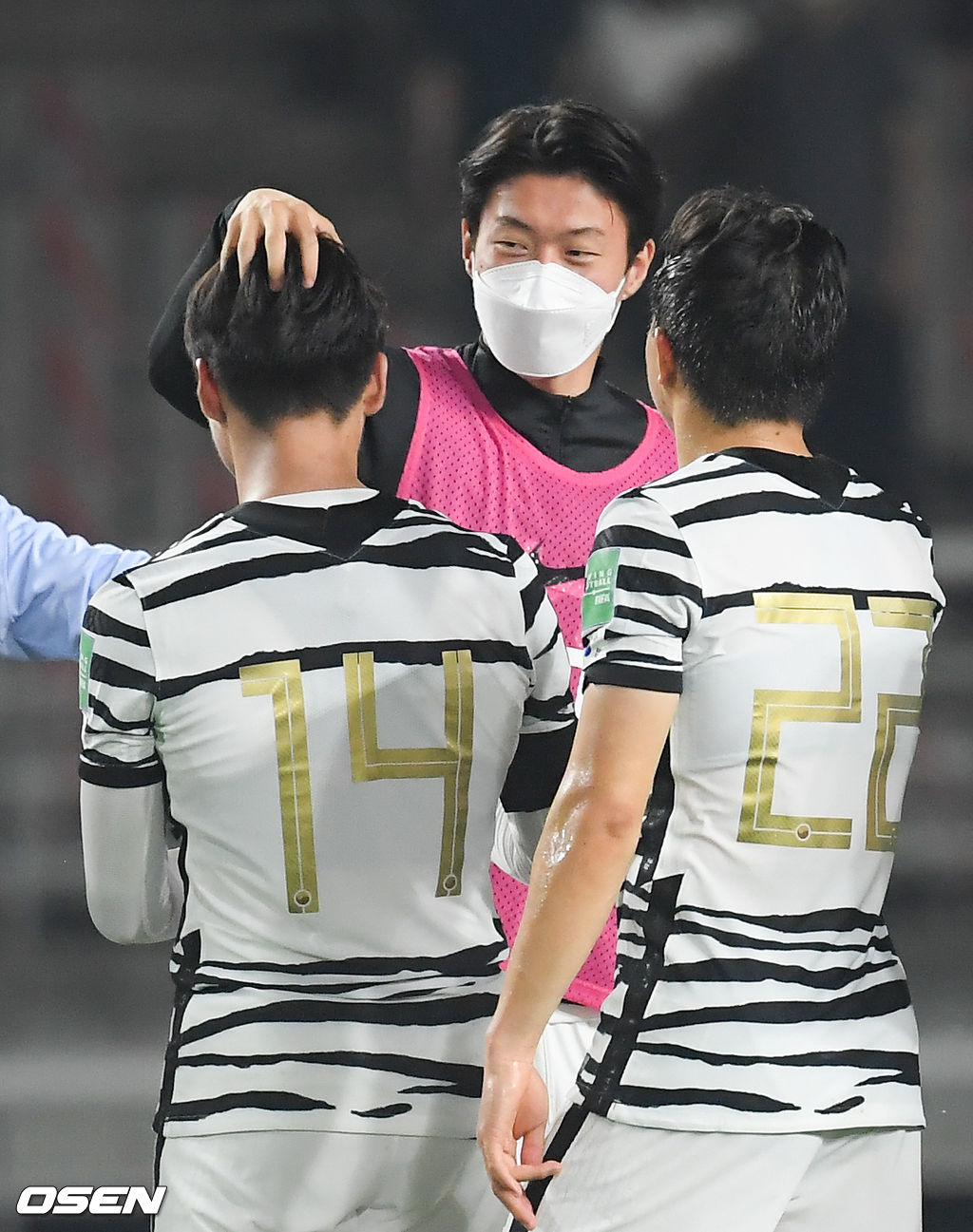 경기종료 후 A매치 첫 골 넣은 정상빈이 형들의 축하를 받고 있다.  21.06.09 / soul1014@osen.co.kr