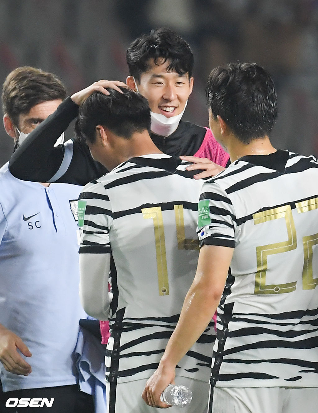 경기종료 후 A매치 첫 골 넣은 정상빈이 손흥민의 축하를 받고 있다.  21.06.09 / soul1014@osen.co.kr