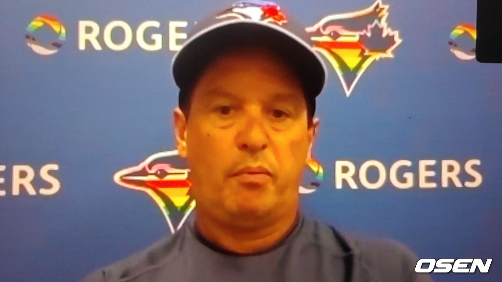 [사진] 토론토의 찰리 몬토요 감독이 11일(한국시간) 시카고 화이트삭스와의 경기를 마친 뒤 화상 인터뷰를 진행하고 있다. <토론토 블루제이스 구단 제공 영상 캡처>