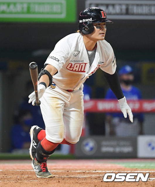 2일 오후 인천 SSG랜더스필드에서 2021 신한은행 SOL KBO리그 SSG 랜더스와 삼성 라이온즈의 경기가 진행됐다.9회말 SSG 선두타자 추신수가 2루타를 날리고 있다.  21.06.02 / soul1014@osen.co.kr