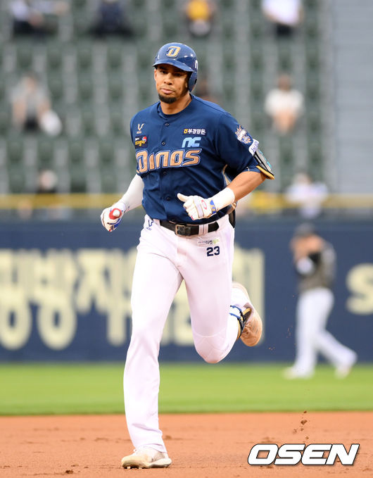 8일 오후 서울 잠실야구장에서 ’2021 신한은행 SOL KBO 리그' LG 트윈스와 NC 다이노스의 경기가 열렸다.2회초 무사에서 NC 알테어가 우월 솔로 홈런을 치고 그라운드를 돌고 있다. /sunday@osen.co.kr