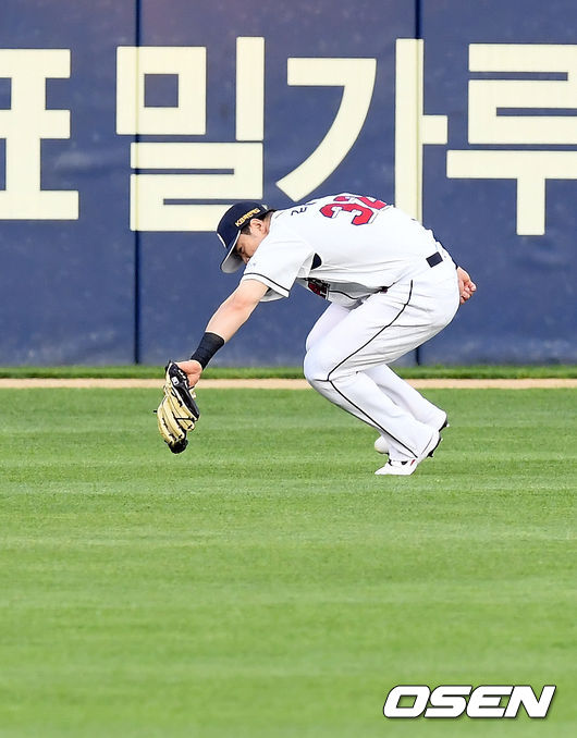 7회초 2사 1루 두산 좌익수 김재환이 롯데 손아섭의 라인드라이브성 타구를 호수비로 처리하고 있다. /cej@osen.co.kr