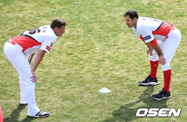 26일 광주-KIA 챔피언스필드에서 ‘2021 KBO리그’ KIA 타이거즈와 롯데 자이언츠의 시범경기가 열린다.KIA 외국인투수 브룩스와 멩덴이 달리기 훈련을 준비하고 있다. / dreamer@osen.co.kr