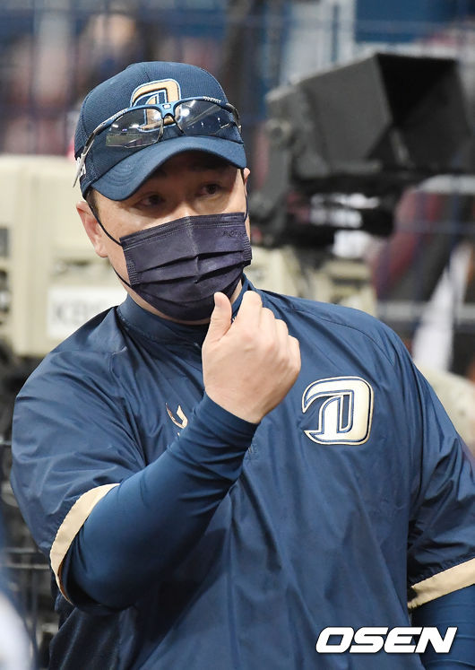 21일 오후 서울 고척스카이돔에서 ‘2021 신한은행 SOL KBO 리그’ 키움 히어로즈와 NC 다이노스의 경기가 열렸다.8회초 1사 1,2루 NC 이동욱 감독이 대타를 지시하고 있다. /youngrae@osen.co.kr