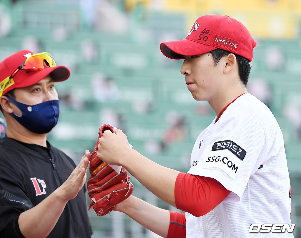 SSG 선발 오원석이 1회초를 마친 후 덕아웃으로 들어오며 하이파이브를 하고 있다. 21.06.11/rumi@osen.co.kr
