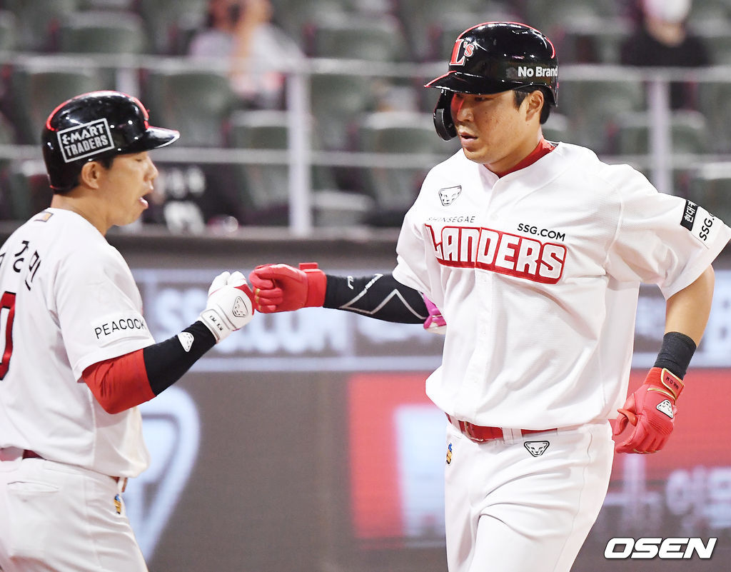 6회말 SSG 선두타자 한유섬이 우월 솔로 홈런을 날린 후 홈을 밟고 있다. 21.06.11/rumi@osen.co.kr