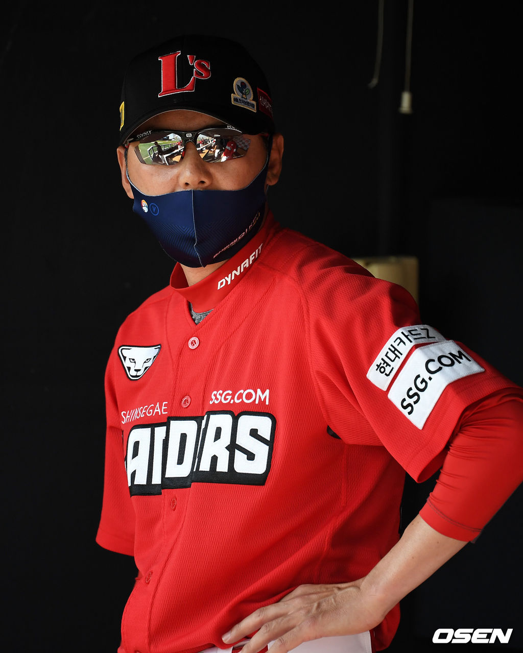 SSG 김원형 감독이 더그아웃에서 경기를 지켜보고 있다. 2021.06.05 /jpnews@osen.co.kr