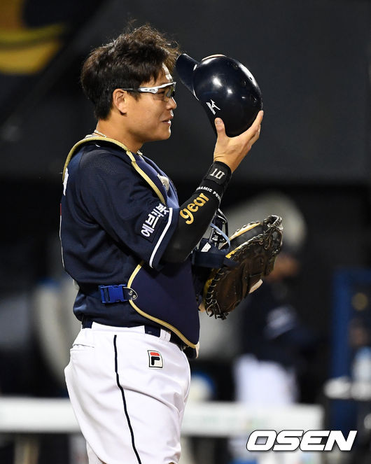 11일 오후 서울 잠실야구장에서 ‘2021 신한은행 SOL KBO리그’ LG 트윈스와 두산 베어스의 경기가 열렸다.6회말 무사 1루에서 두산 박세혁이 LG 이천웅의 도루를 저지하며 미소짓고 있다. . 2021.06.11 /jpnews@osen.co.kr