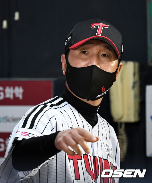 8회말 LG 류지현 감독이 경기를 지켜보고 있다. 2021.06.11 /jpnews@osen.co.kr