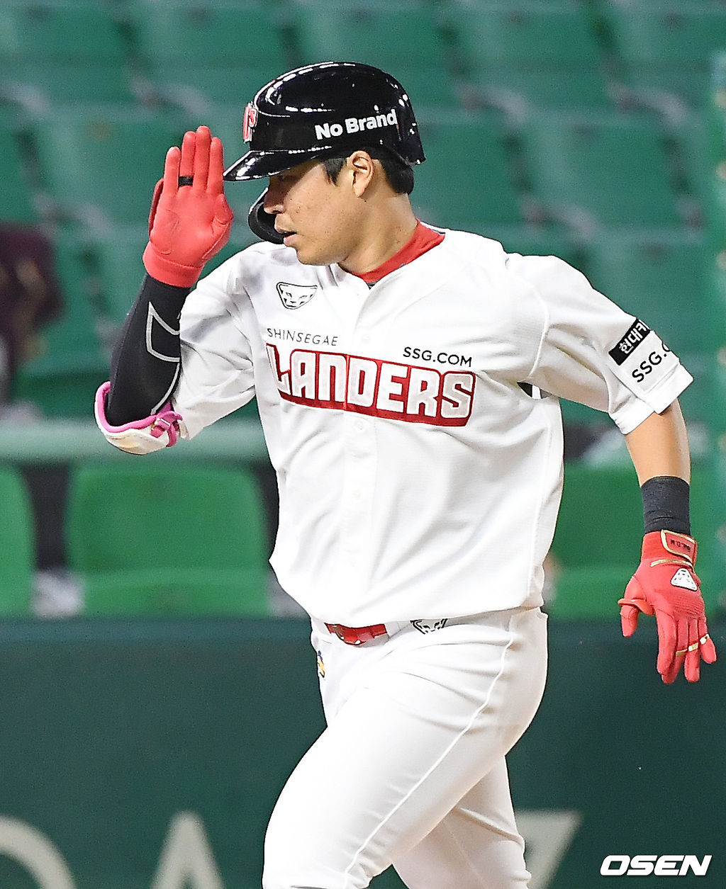 6회말 SSG 선두타자 한유섬이 우월 솔로 홈런을 날린 후 그라운드를 돌고 있다. 21.06.11/rumi@osen.co.kr