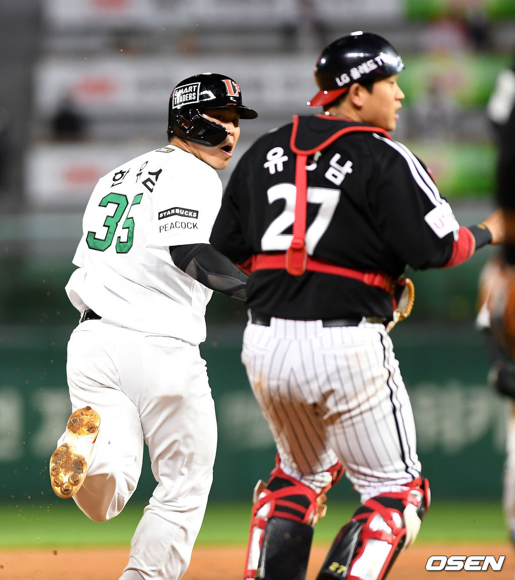 9회말 1사 만루에서 SSG 이재원의 땅볼 때 2루주자 한유섬이 LG의 태그를 피하고 있다. /sunday@osen.co.kr