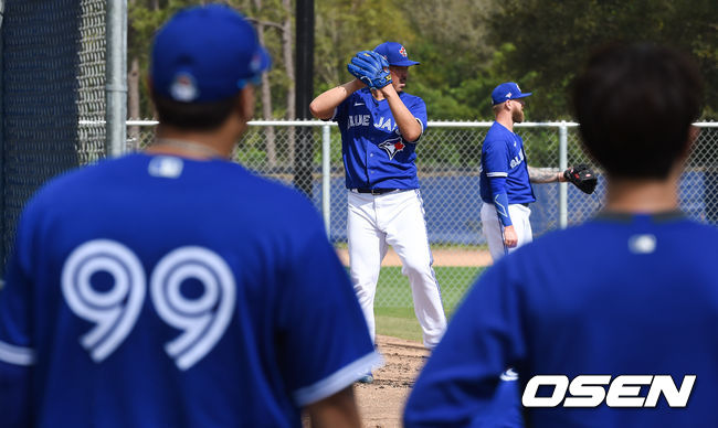 야마구치 슌이 류현진의 시선을 받으며 불펜투구를 하고 있다. / soul1014@osen.co.kr