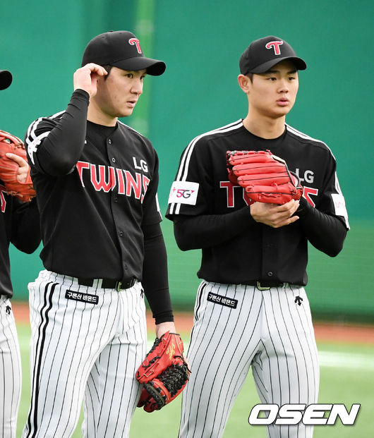 오지환, 이영빈이 수비 훈련을 하고 있다.  /jpenws@osen.co.kr