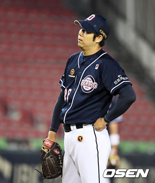 8회말 2사 만루에서 두산 장원준이 LG 홍창기에 밀어내기 볼넷을 허용하며 아쉬워하고 있다. 2021.06.11 /jpnews@osen.co.kr