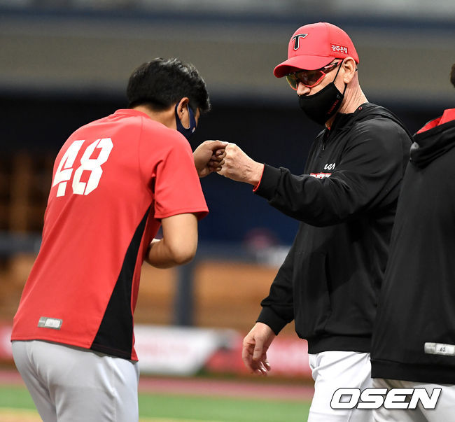 승리를 거둔 KIA 윌리엄스 감독과 선발로 나선 이의리가 인사를 나누고 있다. / dreamer@osen.co.kr