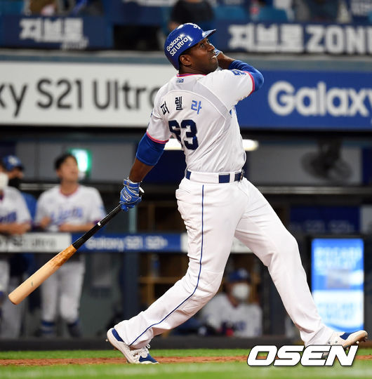 10일 오후 대구 삼성라이온즈파크에서 ‘2021 신한은행 SOL KBO리그’ 삼성 라이온즈와 KIA 타이거즈의 경기가 열렸다.7회말 2사 1루 삼성 피렐라가 우월 투런 홈런을 때려내고 있다. 2021.06.10 /cej@osen.co.kr