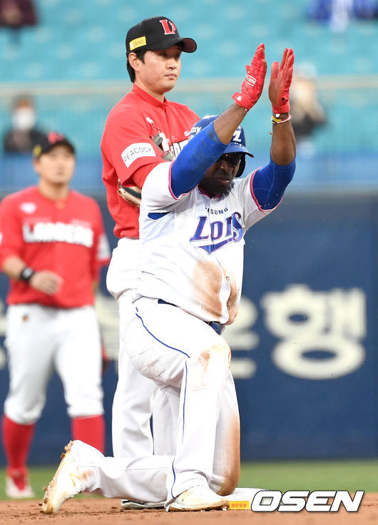 1회말 2사 2루 상황 삼성 피렐라가 선제 1타점 2루타를 날리고 2루에 안착해 기뻐하고 있다. / dreamer@osen.co.kr