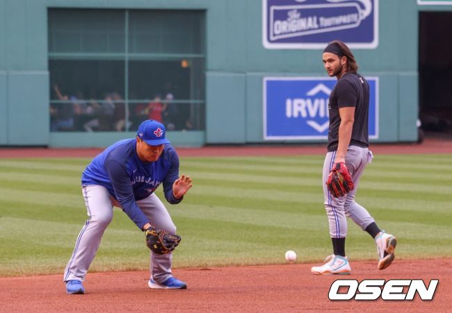 [사진]토론토의 류현진이 12일(한국시간) 펜웨이 파크에서 벌어질 보스턴과의 원정 경기에 앞서 가진 수비훈련에서 보 비셋이 지켜보는 가운데 땅볼 캐치를 하고 있다. <토론토 블루제이스 공식 트위터 캡처>