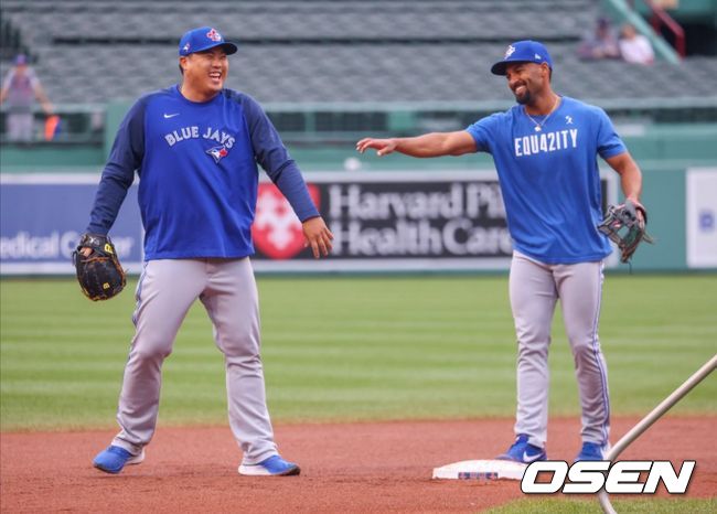 [사진]토론토의 류현진이 12일(한국시간) 펜웨이 파크에서 벌어지는 보스턴과의 원정 경기에 앞서 가진 수비훈련 도중 마커스 시미엔과 크게 웃고 있다.<토론토 블루제이스 공식 트위터 캡처>