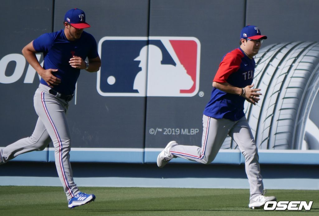 [OSEN=LA, 이사부 통신원] 텍사스 레인저스의 양현종(오른쪽)이 12일(한국시간) LA 다저스와의 경기에 앞서 데인 더닝 등과 함께 다저스타디움에서 훈련을 하고 있다. /lsboo@osen.co.kr