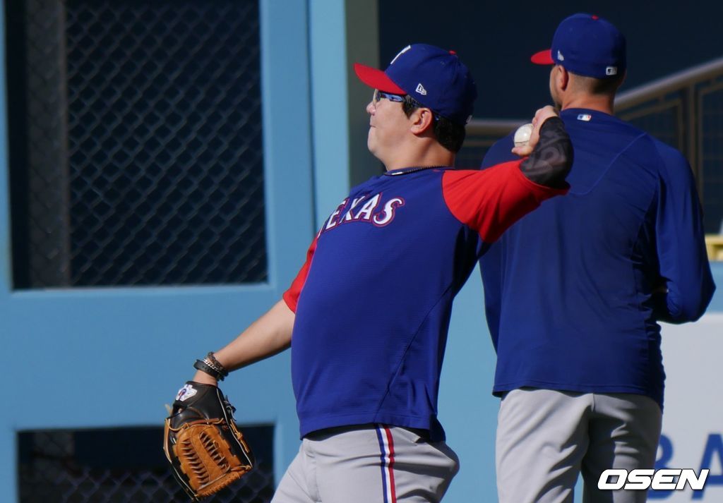 [OSEN=LA, 이사부 통신원] 텍사스 레인저스의 양현종이 12일(한국시간) LA 다저스와의 경기에 앞서 캐치볼을 하며 몸을 풀고 있다. /lsboo@osen.co.kr