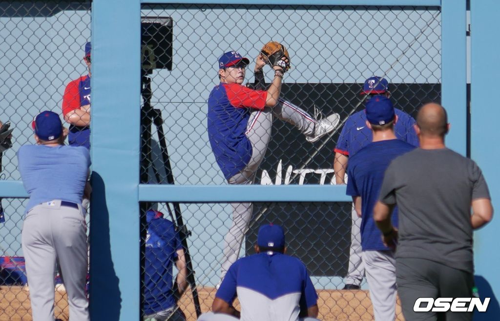 [OSEN=LA, 이사부 통신원] 텍사스 레인저스의 양현종이 12일(한국시간) LA 다저스와의 경기에 앞서 다저스타디움 불펜에서 피칭을 하고 있다. /lsboo@osen.co.kr