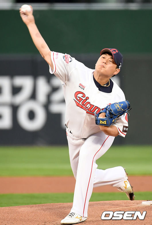 26일 오후 부산 사직야구장에서 '2021 신한은행 SOL KBO리그' 롯데 자이언츠와 LG 트윈스의 경기가 열렸다.1회초 롯데 선발 나균안이 마운드에 올라 힘차게 공을 뿌리고 있다./ksl0919@osen.co.kr