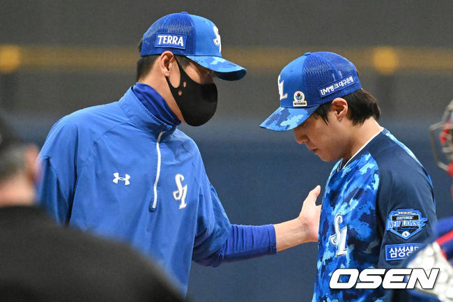 6일 오후 서울 고척스카이돔에서 ’2021 신한은행 SOL KBO 리그' 키움 히어로즈와 삼성 라이온즈의 경기가 열렸다.1회말 1사 만루에서 마운드를 방문한 삼성 정현욱 코치가 원태인과 이야기를 나누고 있다. 2021.06.06 /sunday@osen.co.kr