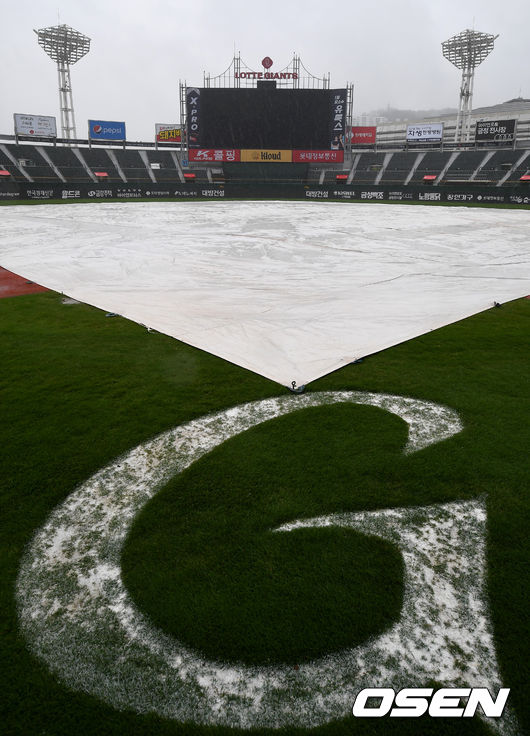 12일 부산 사직구장에서 열릴 예정이던 KIA와 롯데의 더블헤더 2경기가 모두 우천 취소됐다. /cej@osen.co.kr