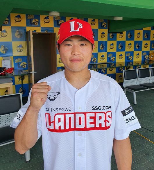 [사진] SSG 랜더스가 12일 좌완 투수 한두솔(24)을 영입했다 / SSG 제공