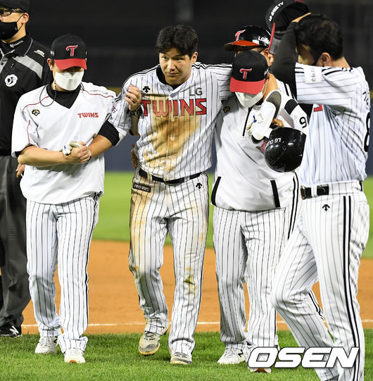 11일 오후 서울 잠실야구장에서 ‘2021 신한은행 SOL KBO리그’ LG 트윈스와 두산 베어스의 경기가 열렸다.6회말 1사에서 LG 문보경이 1루땅볼에 출루하는 과정에서 넘어지며 부상으로 교체되고 있다. . 2021.06.11 /jpnews@osen.co.kr