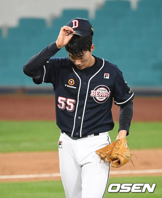 3일 오후 대구 삼성라이온즈파크에서 '2020 신한은행 SOL KBO리그' 삼성 라이온즈와 두산 베어스의 경기가 열렸다.4회초 2사 두산 오재일이 솔로 홈런을 때려내고 있다. /youngrae@osen.co.kr3일 오후 대구 삼성라이온즈파크에서 '2020 신한은행 SOL KBO리그' 삼성 라이온즈와 두산 베어스의 경기가 열렸다.4회말 이닝을 마친 두산 이승진이 마운드를 내려오고 있다. /youngrae@osen.co.kr