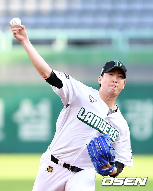 1회초 무사에서 SSG 선발투수 문승원이 역투하고 있다. /sunday@osen.co.kr