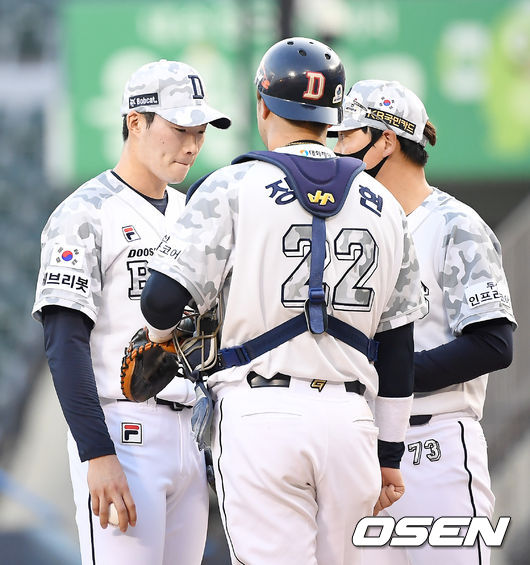 6일 서울 잠실야구장에서 ‘2021 신한은행 SOL KBO 리그’ 두산 베어스와 SSG 랜더스의 경기가 열렸다.8회초 무사 1,2루 두산 이승진이 연속 볼넷을 허용한 뒤 정재훈 코치와 이야기를 나누고 있다. 2021.06.06/ youngrae@osen.co.kr