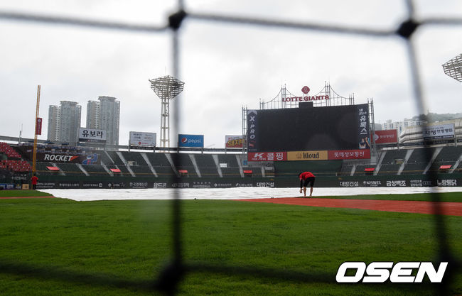 12일 사직구장에서 열릴 예정이던 KIA와 롯데의 더블헤더 1,2차전이 모두 취소됐다. /cej@osen.co.kr