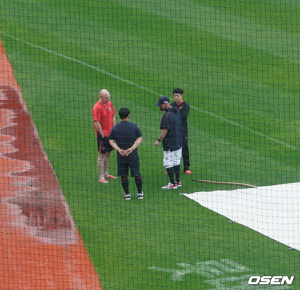 그라운드에서 만남을 가진 롯데 서튼 감독과 KIA 윌리엄스 감독 /jhrae@osen.co.kr