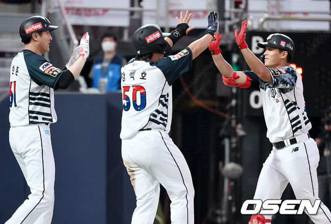 12일 오후 수원 KT위즈파크에서 '2021 신한은행 SOL KBO리그' KT 위즈와 한화 이글스의 경기가 열렸다.7회말 1사 1,2루 KT 김태훈이 스리런 홈런을 때린 뒤 동료들에게 축하받고 있다. 2021.06.12 /youngrae@osen.co.kr