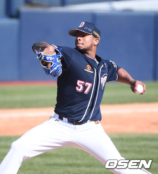 18일 오후 잠실야구장에서 '2021 신한은행 SOL KBO 리그' LG 트윈스와 두산 베어스의 경기가 진행됐다.4회말 두산 선발투수 미란다가 역투하고있다. / soul1014@osen.co.kr