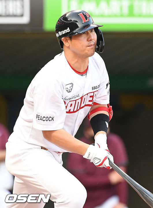 1회말 1사 주자 2,3루 SSG 최정이 우익수 오른쪽 선취 2타점 적시타를 날리고 있다. 21.06.11/rumi@osen.co.kr